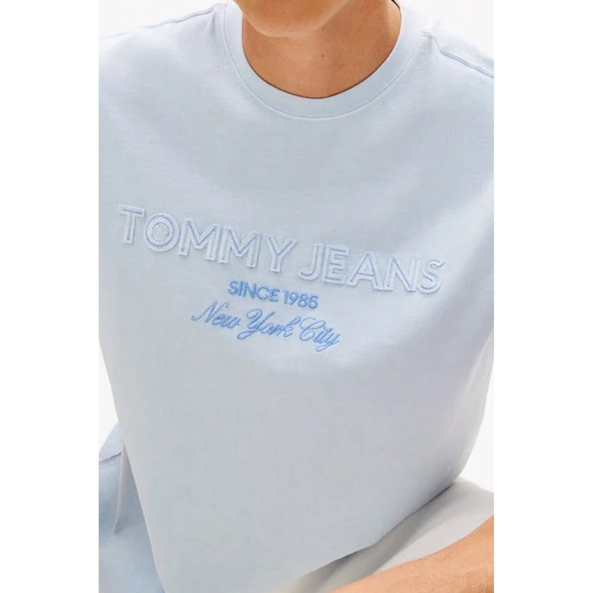 Tommy Jeans | DM22545 Subtle 90s NYC Applique Logo Half Sleeve T-Shirt - Sweet Sky Blue